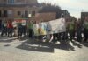 Familias de la escuela El Ardal protestan en Sanse y ocupan El Caserón por el inminente cierre del centro