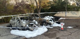 Dos vehículos arden en la calle Vélez de Guevara de San Sebastián de los Reyes