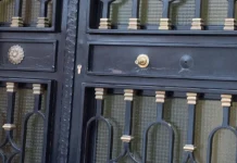 Vecinos alertan del robo de tiradores de latón y cobre en portales de Sanse