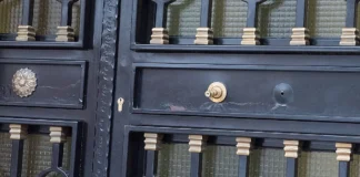 Vecinos alertan del robo de tiradores de latón y cobre en portales de Sanse