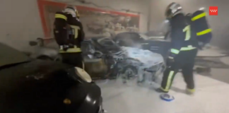 Un incendio calcina un vehículo de lujo en un concesionario de San Sebastián de los Reyes