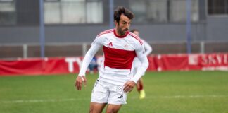 El Sanse resiste la embestida del Intercity y mantiene el pulso por el ascenso directo