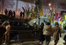 El motor de una carroza de la Cabalgata de Sanse se quema a su paso por la avenida Navarrondán