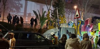 El motor de una carroza de la Cabalgata de Sanse se quema a su paso por la avenida Navarrondán