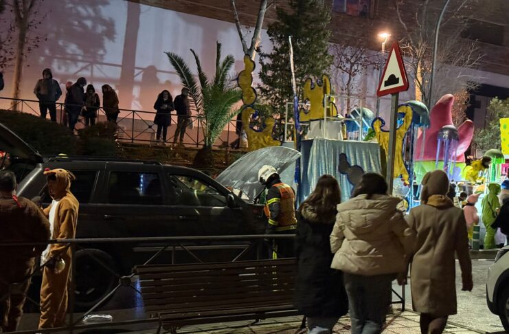 El motor de una carroza de la Cabalgata de Sanse se quema a su paso por la avenida Navarrondán