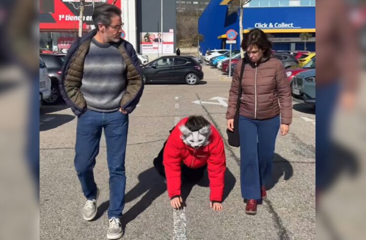 Un influencer desata la curiosidad en Sanse al grabarse actuando como un ‘therian’